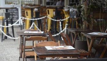 Decreto proíbe funcionamento de bares e exige que ônibus circulem apenas com passageiros sentados 