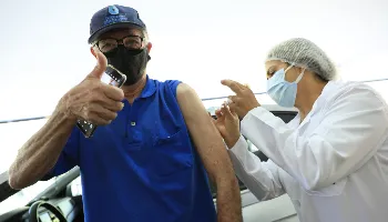Vacinação segue para pessoas com 62 anos completos nessa quarta-feira (28) 