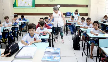 Prefeitura de Maringá vai testar o uso de lousas digitais na rede municipal de ensino 