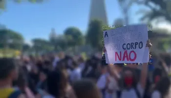 Alunos do Instituto de Maringá fazem protesto para denunciar casos de assédio na escola Alunos do Instituto de Maringá fazem protesto para denunciar casos de assédio na escola