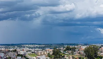 Com fim do fenômeno La Niña, fevereiro será abafado e com chuvas de verão no Paraná 
