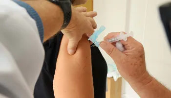 Com a chegada da frente fria, cuidados básicos e vacinação aumentam proteção contra a gripe 