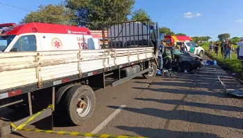 Duas pessoas morrem em acidente entre carro e caminhão no Contorno Sul de Maringá 