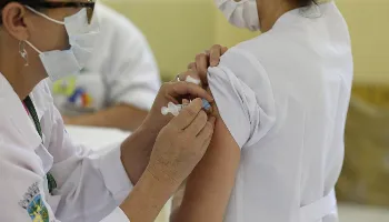Paraná passa de 4,5 milhões de doses aplicadas, com 66,7% do grupo prioritário vacinado 
