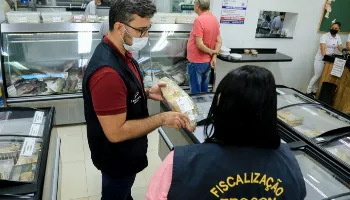 Mercado de pescados apresenta até 221% de diferença nos valores para venda em Maringá 