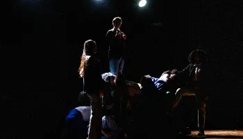 Artes Cênicas UEM abre curso gratuito de iniciação e montagem teatral para adolescentes e adultos 