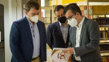 Biblioteca Central de UEM recebe doação de 23 mil livros da PUC-PR 