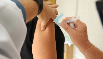 2 milhões de doses da vacina contra a gripe já foram aplicadas no Paraná 