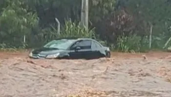 Motorista de carro ilhado é resgatado por bombeiros em Maringá 