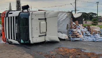 Carreta tomba com carga de cerveja e é saqueada no Contorno Sul de Maringá 