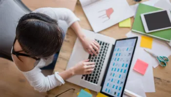 Ensino phygital: conheça o novo modelo educacional e seus benefícios 