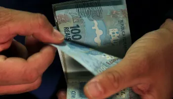 Trabalhadores nascidos em maio podem realizar saque especial do FGTS neste sábado (14) Trabalhadores nascidos em maio podem realizar saque especial do FGTS neste sábado (14)