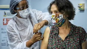Estudo aponta que vacinação influenciou diretamente na redução de óbitos entre idosos 