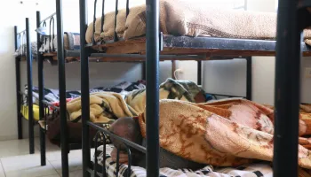 Equipes de acolhimento durante frio pedem doações de agasalhos, sapatos e cobertores 