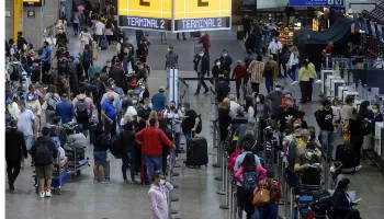 Uso de máscaras em aviões e aeroportos volta a ser obrigatório 