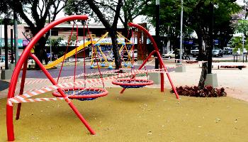 Prefeitura isola praças e espaços públicos para promover isolamento social 
