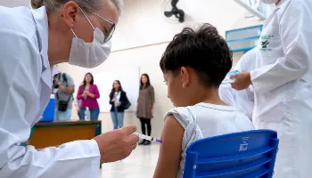 Mais de 86 mil doses foram aplicadas em força-tarefa de vacinação nas escolas do Paraná 