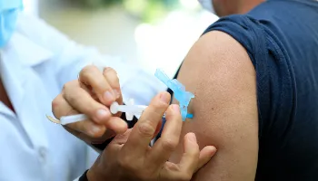 Novo cronograma prevê que até a próxima sexta-feira (18) maringaenses de 45 anos serão vacinados  