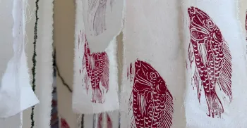 ‘Entre Escamas’ utiliza a linogravura e o bordado para celebrar a biodiversidade aquática brasileira 