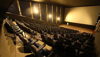 Novo decreto permite a reabertura de cinemas e atualiza horário de funcionamento do comércio 