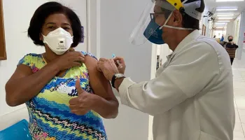 Vacinação contra covid é destinada a população geral com 34 anos ou mais e aplicação de 2ª dose 
