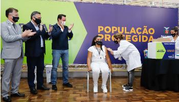 Enfermeira do Hospital do Trabalhador é a primeira a ser vacinada no Paraná 