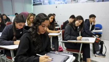 Prova de redação do Enem 2025 acontece no domingo (9); confira as regras 