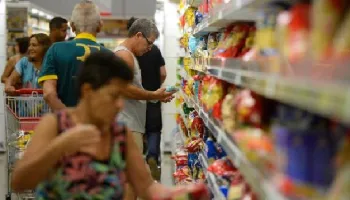 Consumo de famílias paranaenses classes C e D recua 5% Consumo de famílias paranaenses classes C e D recua 5%