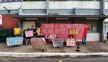 Estudantes da UEM entregam carta de reivindicações para reitor 