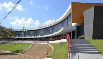 Prefeitura no extremo oeste do Paraná abre concurso com salários de até R$ 23,4 mil 