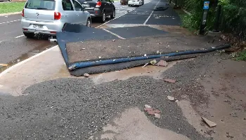 Após forte chuva, enxurrada descola e arrasta pista de borracha do Parque do Ingá; veja fotos 