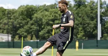 Neymar volta a treinar com a seleção brasileira 