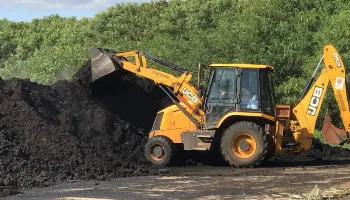 Central de Compostagem de Maringá transforma galhos e folhas em adubo para hortas comunitárias Central de Compostagem de Maringá transforma galhos e folhas em adubo para hortas comunitárias
