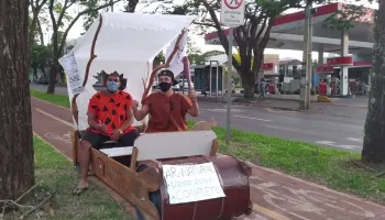 Em protesto contra o preço dos combustíveis, maringaense circula com carro dos Flintstones 
