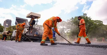 Recapeamento asfáltico é realizado em trecho da Avenida Mauá nesta segunda (1º) 
