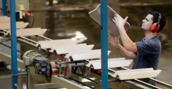 Setor da indústria abriu quase 400 vagas de emprego em Maringá na última semana; saiba mais 