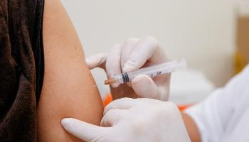 Vacina para meningite recebe substituição no calendário de adolescentes 