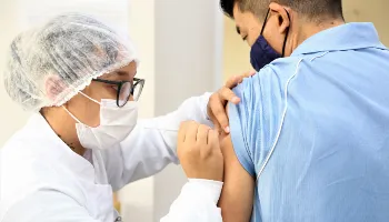 Vacina atualizada de Covid-19 começa a ser aplicada em Maringá nesta quarta (15)