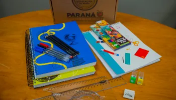 Governo do Paraná inicia entrega de kits de material escolar para alunos da rede estadual 