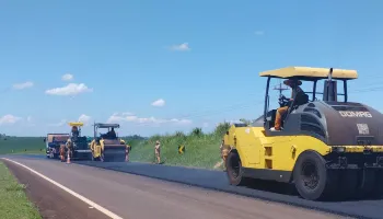 Rodovia entre Maringá e Peabiru passa por obra de conservação do pavimento e pintura Rodovia entre Maringá e Peabiru passa por obra de conservação do pavimento e pintura