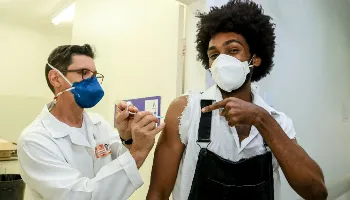 Vacina contra covid-19 é destinada a jovens de 17 anos sem comorbidades, veja o cronograma completo 