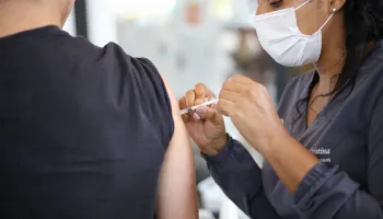Vacinação contra Covid-19 completa dois anos em Maringá 