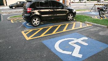 Estacionar em vagas para pessoas com deficiência passará a ser infração grave 