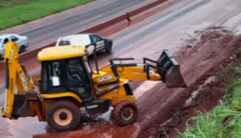 Parte do Contorno Norte de Maringá é interditada por deslizamento de terra; saiba mais 