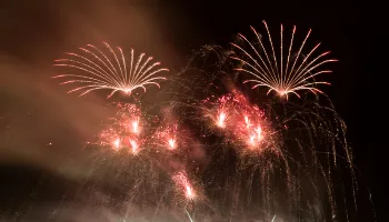 Banho de ervas, lentilha na ceia, pular ondas e mais: sete simpatias para fazer na noite de ano novo 