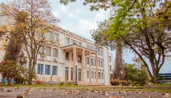 UEPG abre processo seletivo para professores com salários de até R$ 10,6 mil