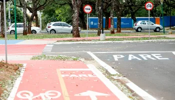 Ciclovia e pista de caminhada da avenida Riachuelo são finalizadas com sinalização 