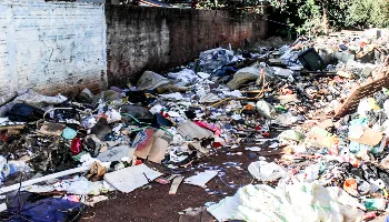 Prefeitura realiza operação de limpeza de entulhos em casa na Vila Izabel 