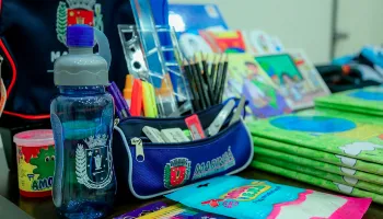 Com licitações interrompidas, município prepara kits escolares a partir de itens em estoque 