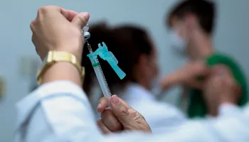 Vacina contra meningite está disponível para crianças de 5 a 10 anos e trabalhadores da saúde 